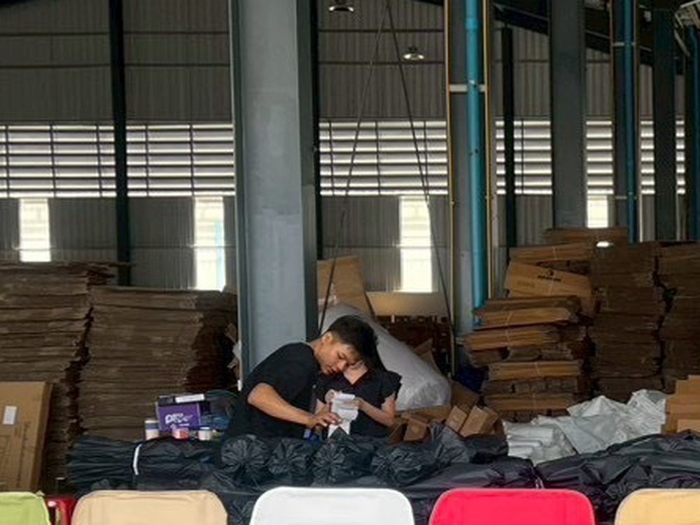 ทีมงานจัดเตรียมสินค้า ของ AEW CAMPING